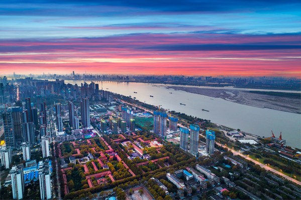 　　长江沿岸，建设中的武汉华侨城红坊