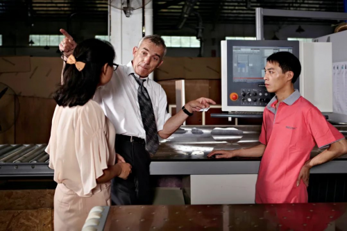 　　劳卡携手德国舒乐团队和德国智造专家卡劳斯打造智能生产基地