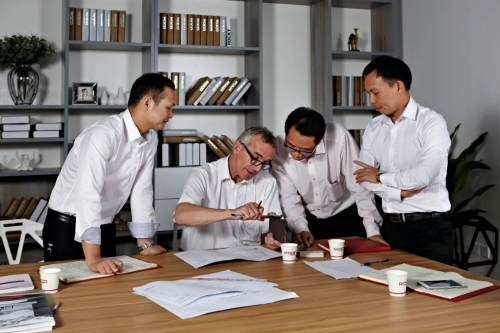 　　劳卡携手德国舒乐团队和德国智造专家卡劳斯打造智能生产基地