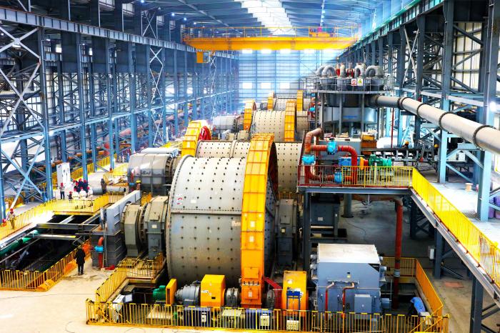 西部矿业集团供图截至目前,玉龙铜矿已完成86台卡车,18台挖机,2台电