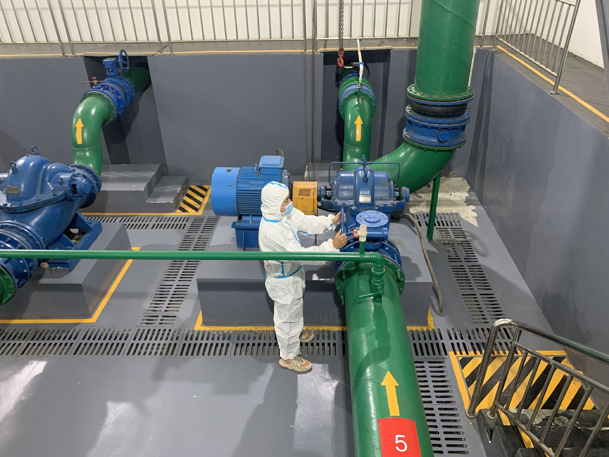 新津海天员工正在进行设备检修 图片来源:企业供图