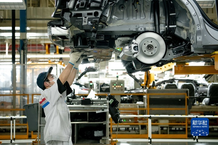 9月3日，工人在神龙汽车有限公司成都分公司总装车间内装配汽车。新华社记者 胥冰洁 摄