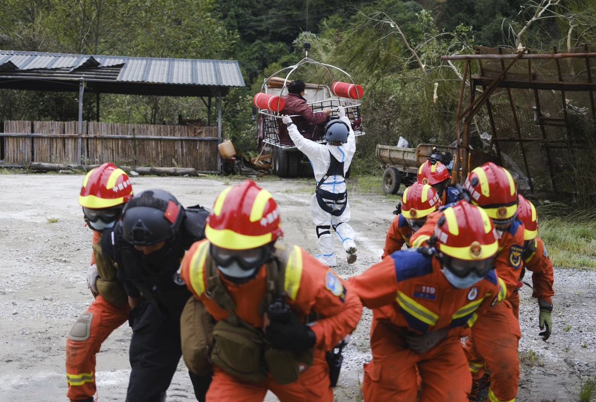 四川泸定地震救援进行时:直升机参与救援转运伤员|四川省|直升机|消防