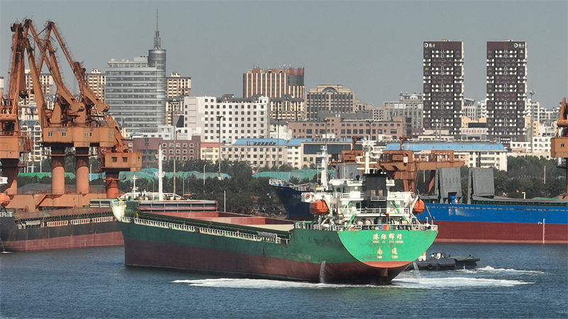 9月6日,一艘轮船准备靠泊唐山港京唐港区散杂货码头(无人机照片).