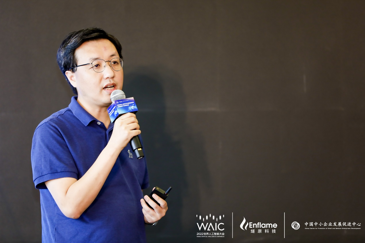 　　燧原科技创始人、COO张亚林发布“云燧智算机”