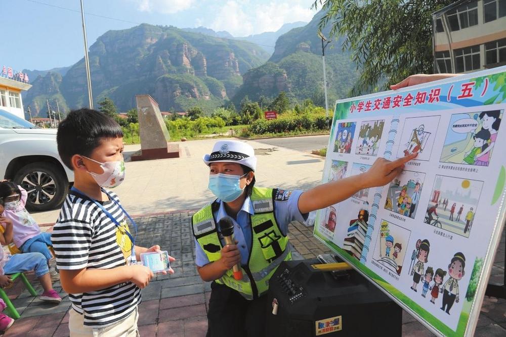 9月1日,涉县大队民警在污犊村小学对学生进行道路交通安全宣传教育.