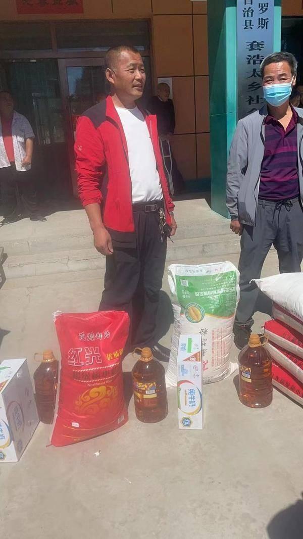 图：爱心捐赠现场