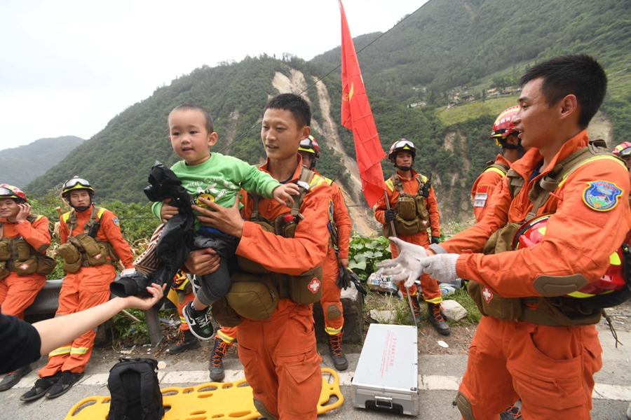 幼童被平安转移至安全地带。（华小峰 摄）