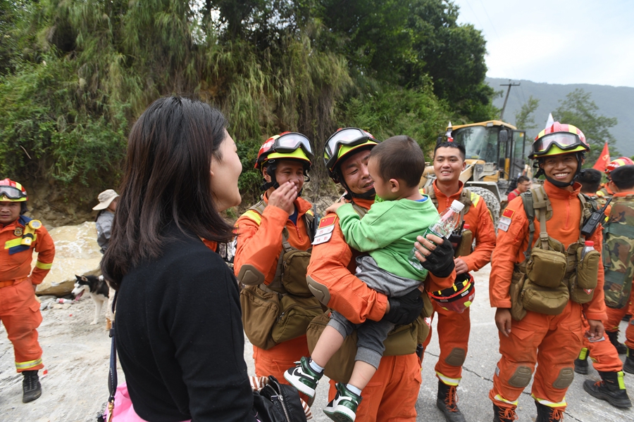 幼童被平安转移至安全地带。（华小峰 摄）