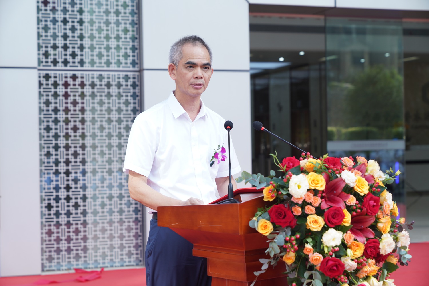 广西壮族自治区国资委主任潘世庆在活动现场讲话