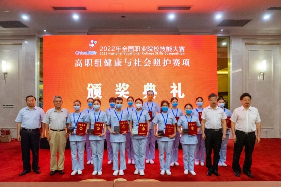 　　颁奖典礼——三等奖获奖选手与颁奖嘉宾合影