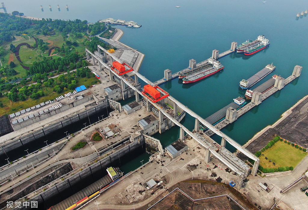 2022年5月8日,湖北省宜昌市夷陵区太平溪镇的三峡大坝双线船闸换向