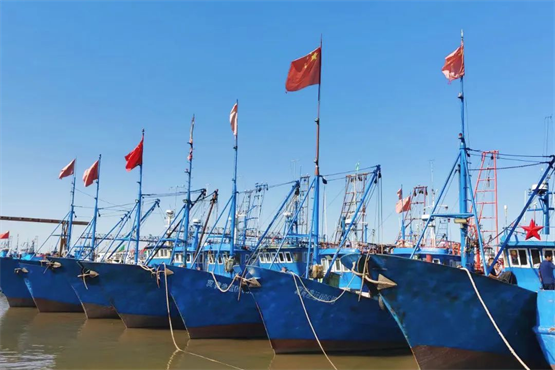 　　小镇不远处便是海