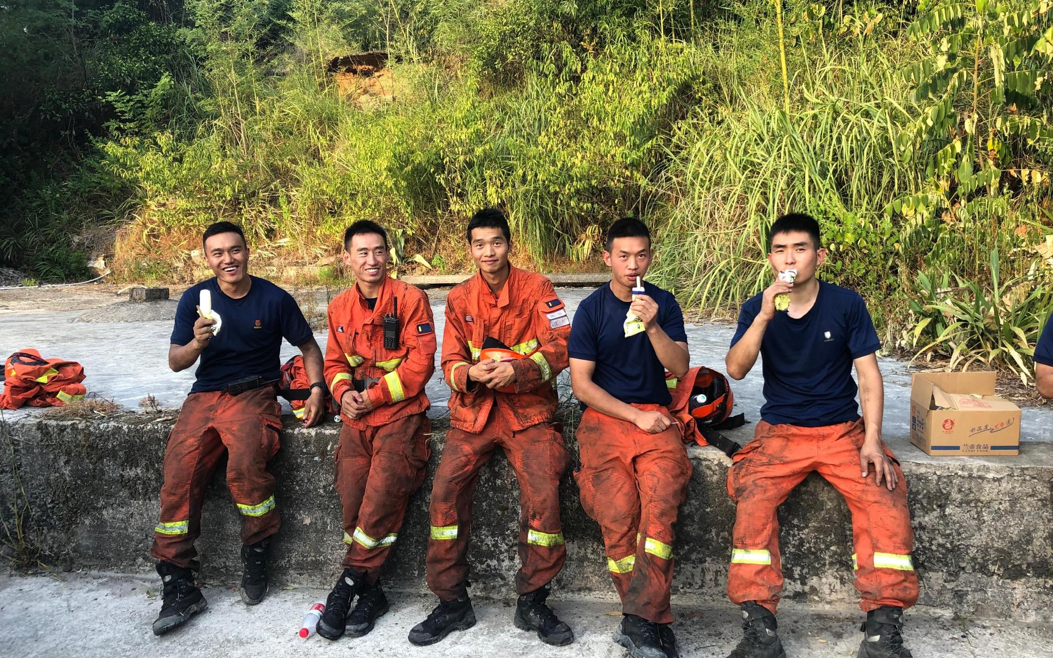 ▲张自立（左三）此前参加森林火灾扑救任务。新京报资料图