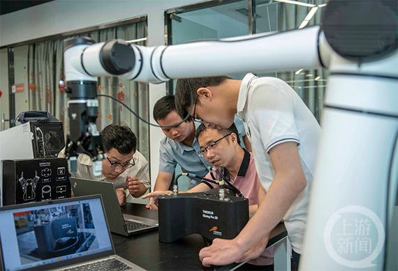 摇橹船科技研发团队正在进行产品测试(企业供图)