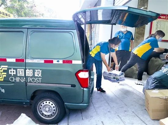 摄)邮政快递业务全部恢复据公交公司相关工作人员介绍,为保护市民乘车