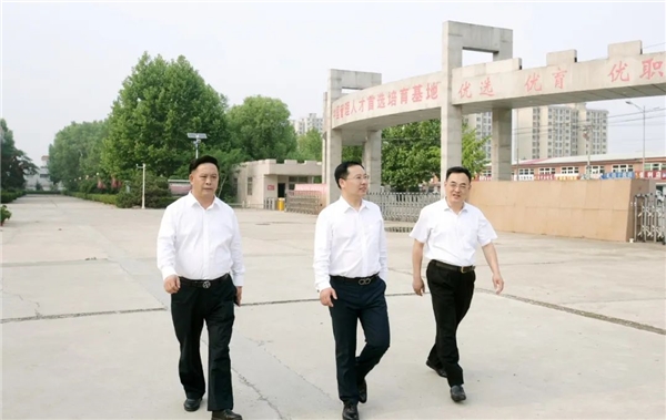 　　北京华夏管理学院党委书记夏伟(左),北京华夏管理学院校长姜岚昕(中),北京华夏管理学院执行校长王图强