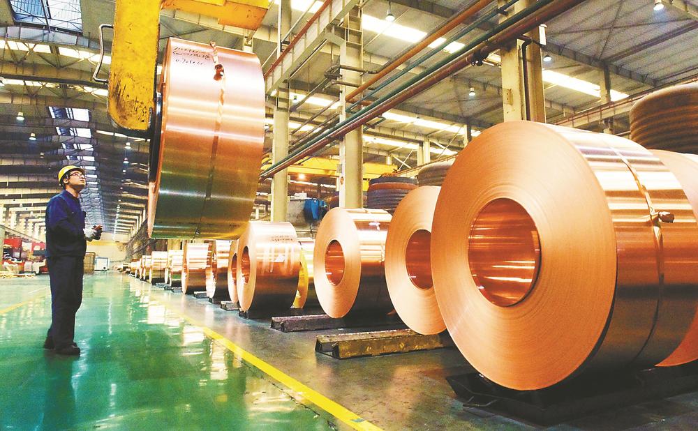 上图:具有当今国际先进水平的铜陵有色金威铜业铜板带生产车间.