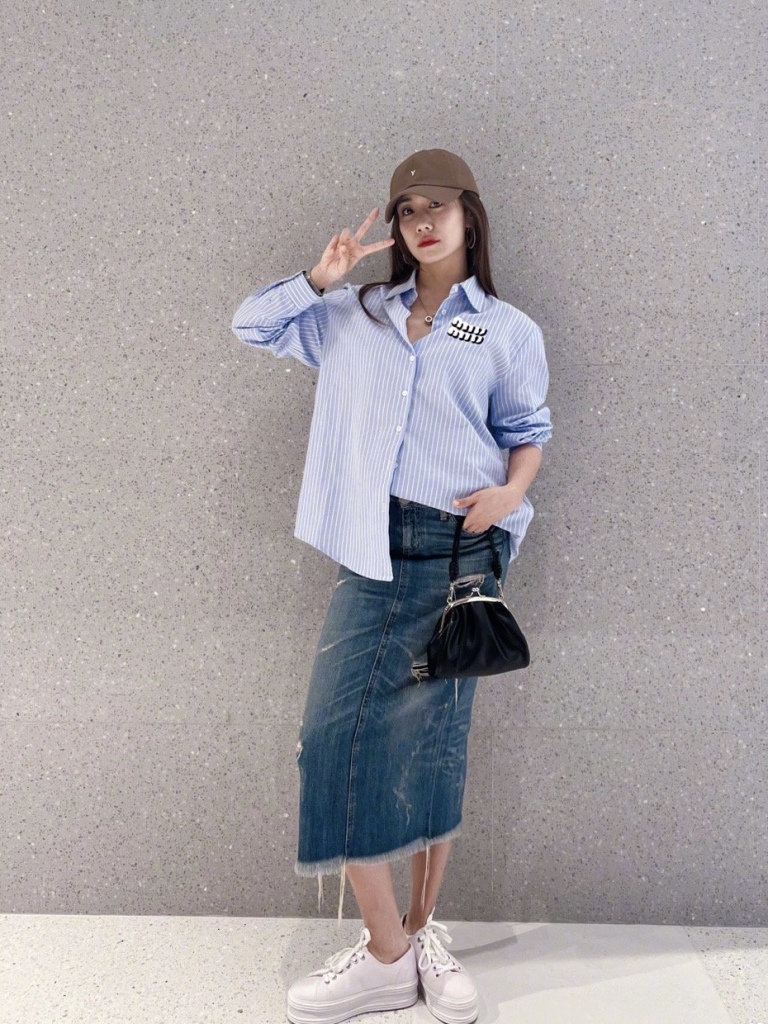 刘芸分享蓝色衬衫清新风穿搭随拍秀剪刀手伸懒腰休闲随性