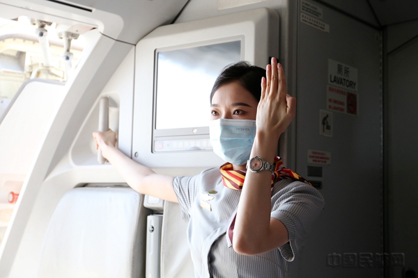 北部湾航空乘务员指引旅客"撤离"飞机