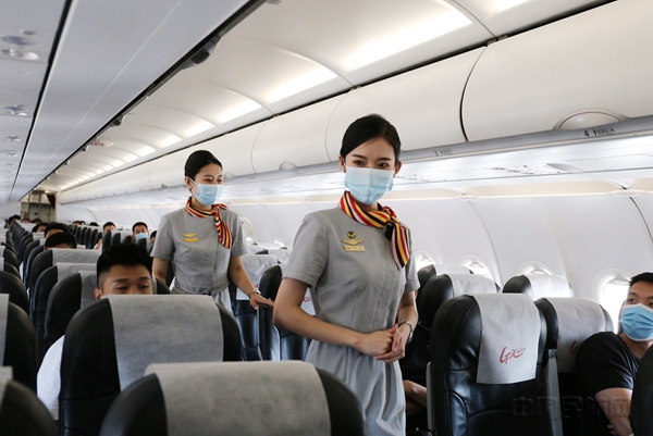 北部湾航空乘务员进行客舱安全检查