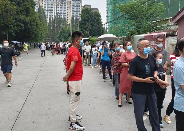 　　夏成虎维持核酸检测队伍的秩序维护