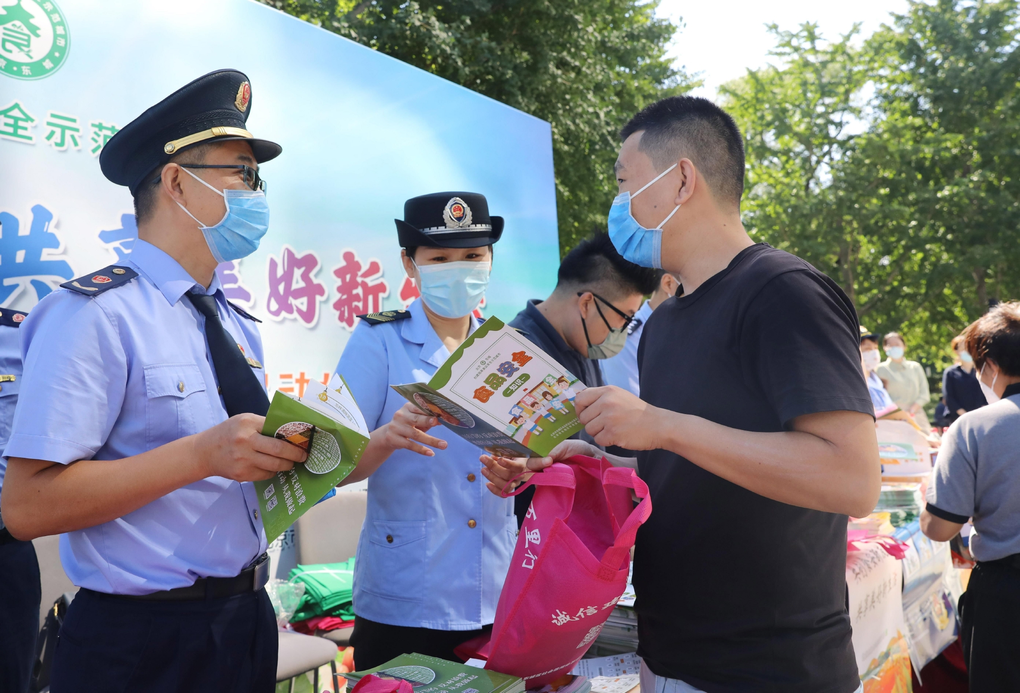 工作人员现场宣传食品安全知识.董芳忠/摄