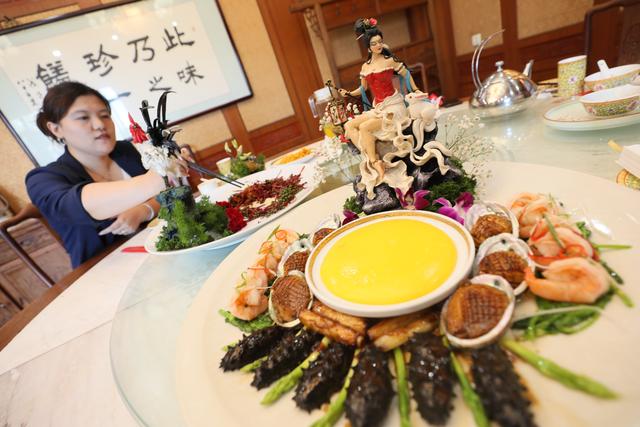 老字号砂锅居将传统菜肴“全家福”、三不沾组合成“花好月圆”。受访者供图