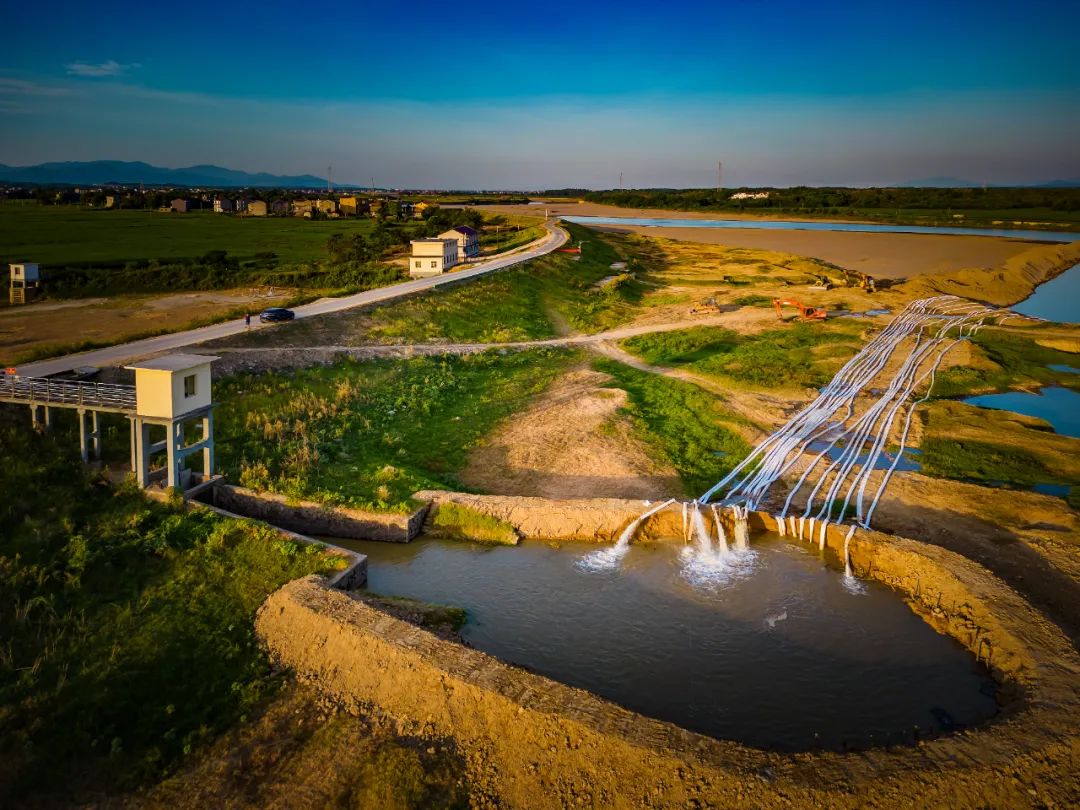 8月27日，当地开挖的水渠，用于从潦河引水抗旱。摄影：刘远庆