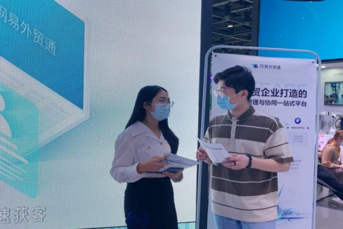 　　(网易外贸通工作人员为观众讲解)