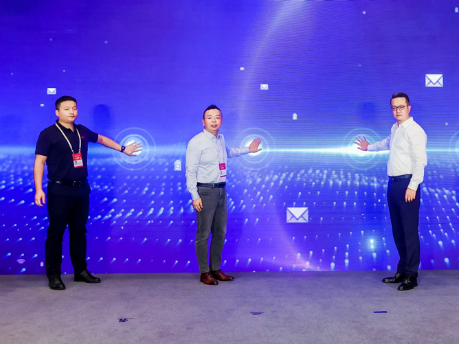 　　(左二为易工品CEO特别助理兼高级副总裁曹阳)