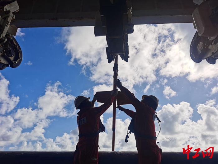 2022年8月15日，科研團隊成員在「海亮」電纜上掛載「海燕」羅經鳥進行測試。劉軍偉 攝