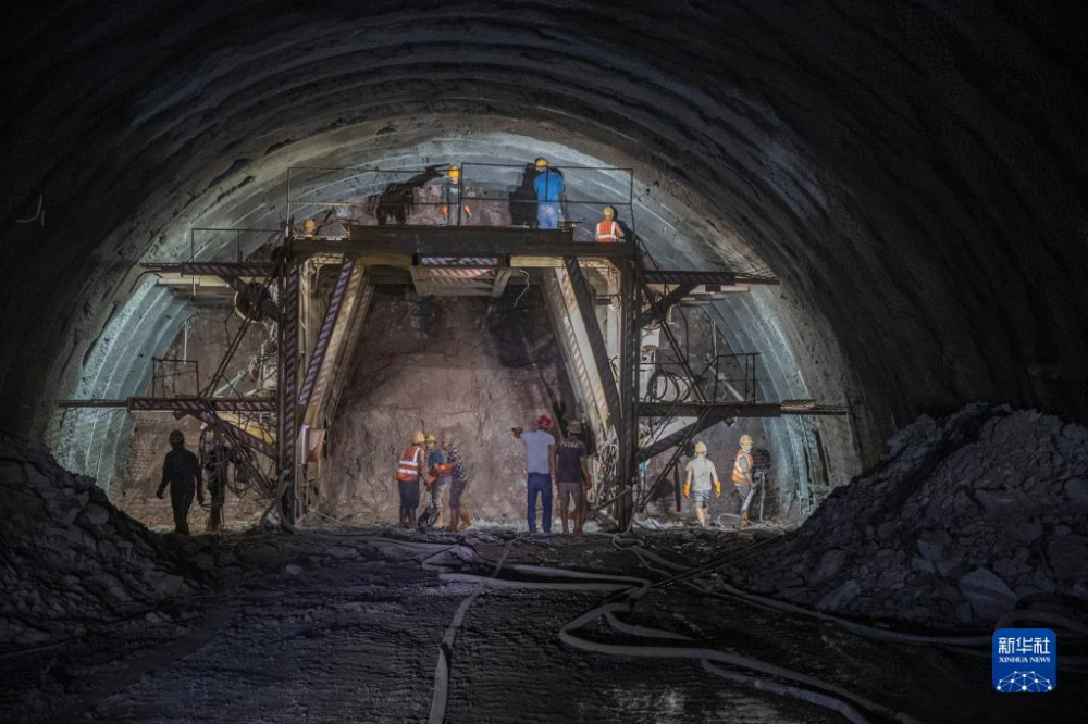 9月7日,在中铁八局承建的武两高速公路一标段平桥隧道内,工人在掌子面