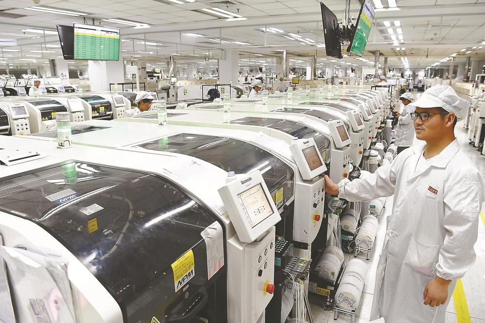 联宝(合肥)电子科技有限公司自动化主板生产车间. 本报记者 徐旻昊 摄