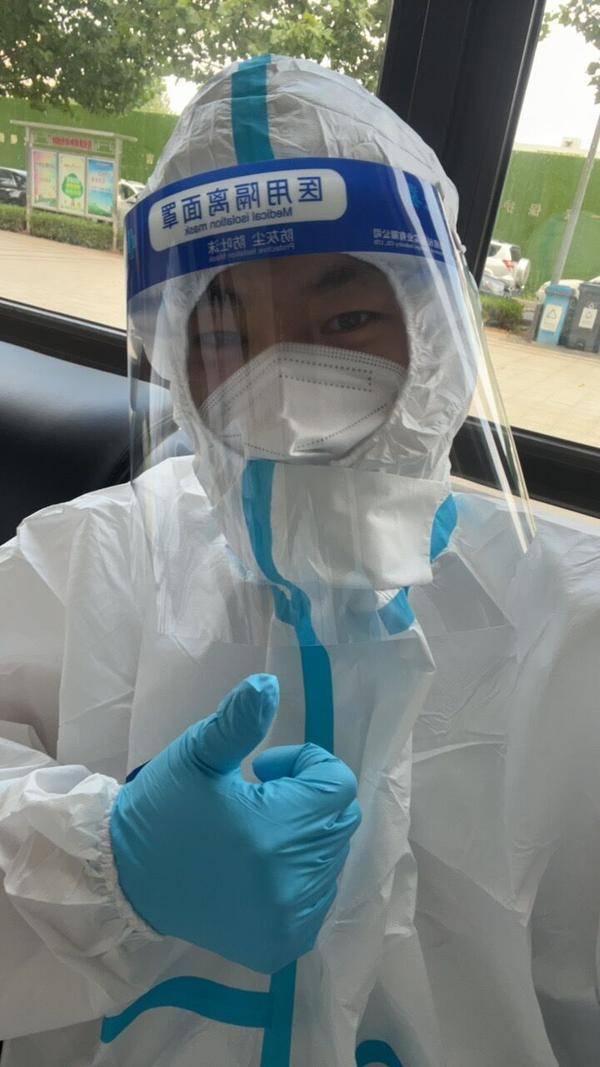 　　刘全与医护人员一起上门为居家隔离人员采集核酸