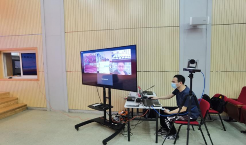 　　(图为北京移动工程师在直播现场进行技术保障)