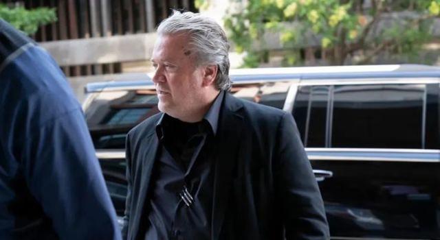 7月22日，班农抵达华盛顿的一家联邦法院。图源：外媒