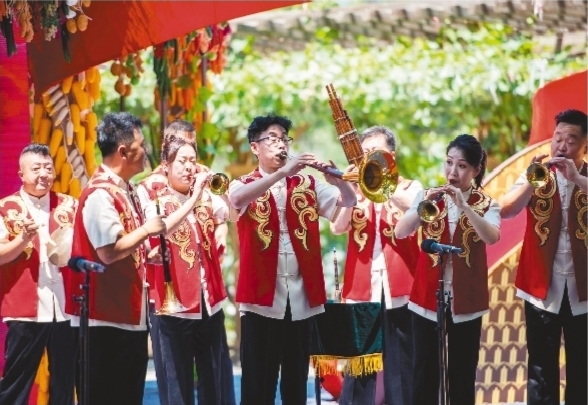 大连瓦房店的复州鼓乐团在江苏泰兴市滨江镇演出.受访者供图