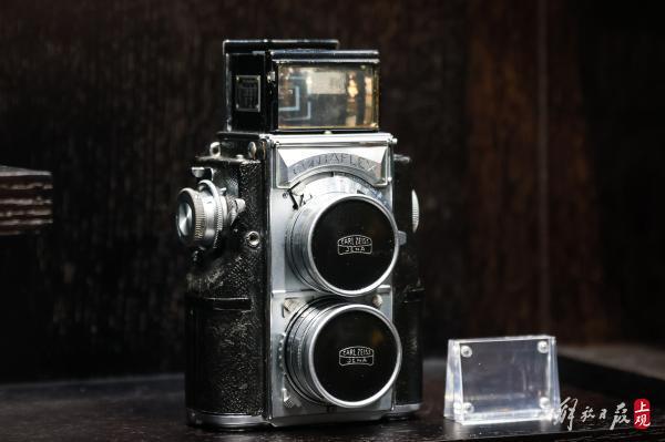 上世纪30年代唯一的135双镜头相机,内部结构非常复杂.