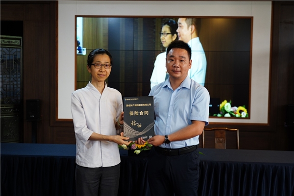 　　慈济基金会庄雪吟副秘书长代表前海再保险、鹏鼎基金会将保单赠送给苏州高新区新浒学校李丙辉副校长