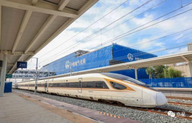 ▲一辆回话号列车停泊在燕郊新站，现在，京唐城际铁路正在联调联试动态检测。