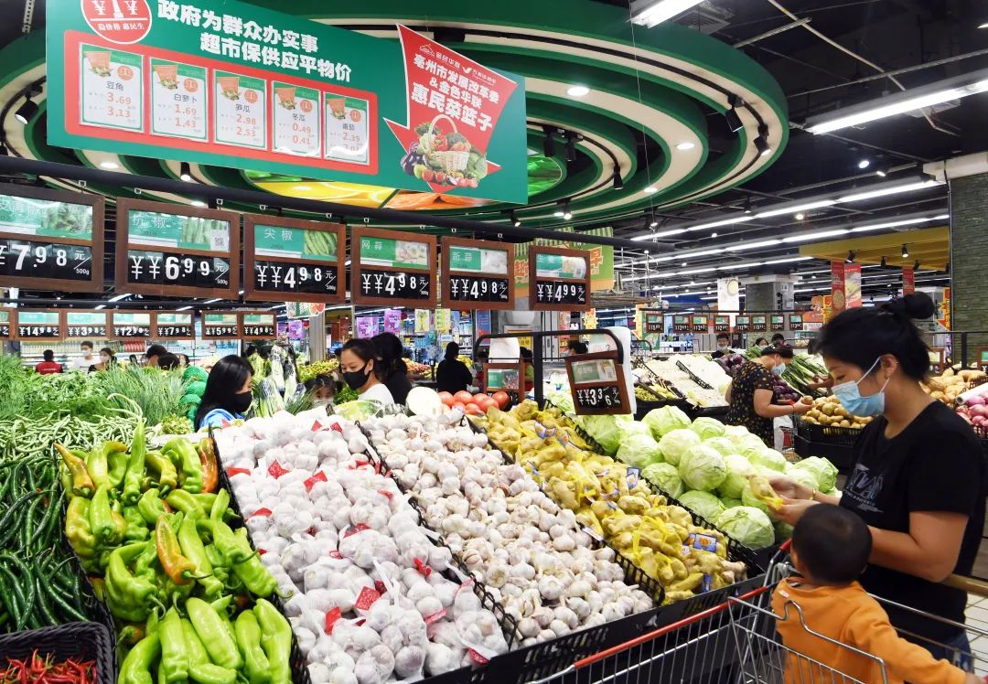 市民在安徽省亳州市高新区万达广场金色华联超市选购"惠民菜".