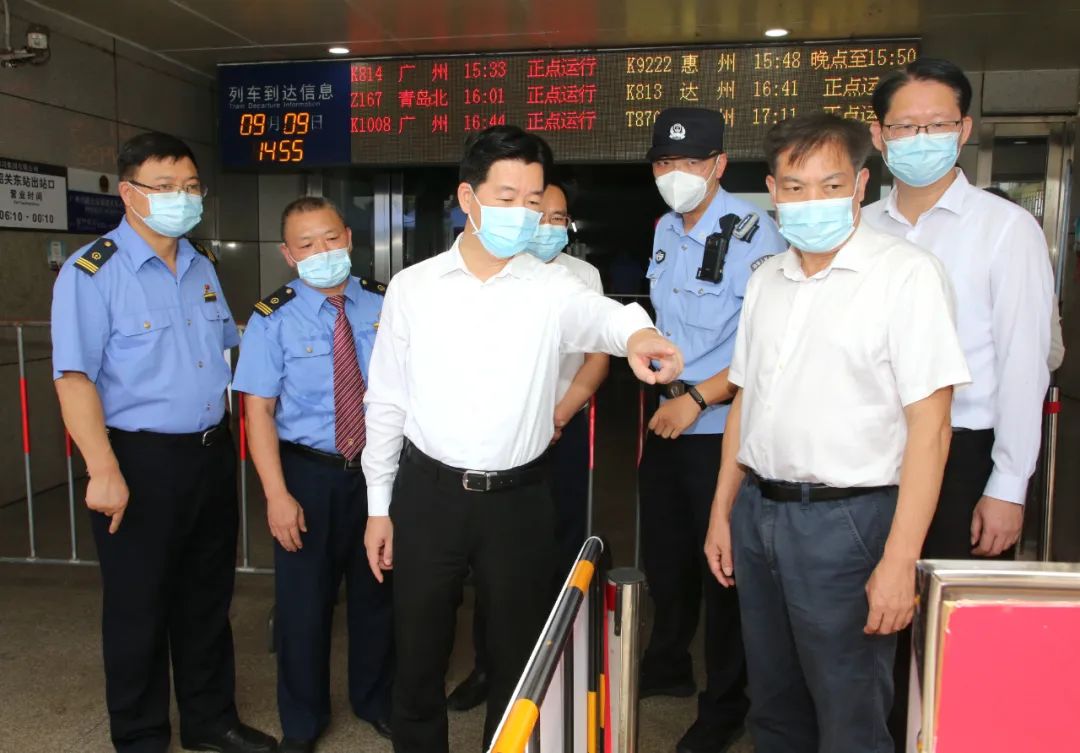 市委书记陈少荣在韶关火车东站检查疫情防控工作.