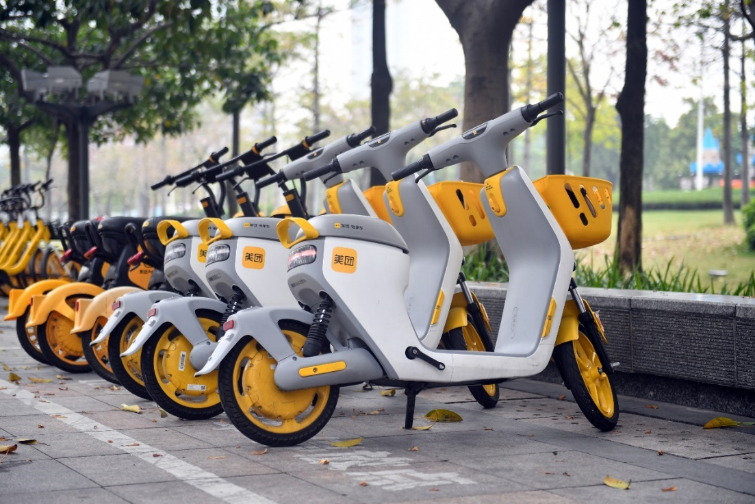 街头停放的共享电单车