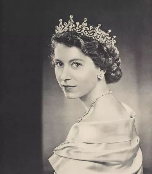 年轻时的伊丽莎白二世,曾经的盛世美颜|伊丽莎白_新浪财经_新浪网