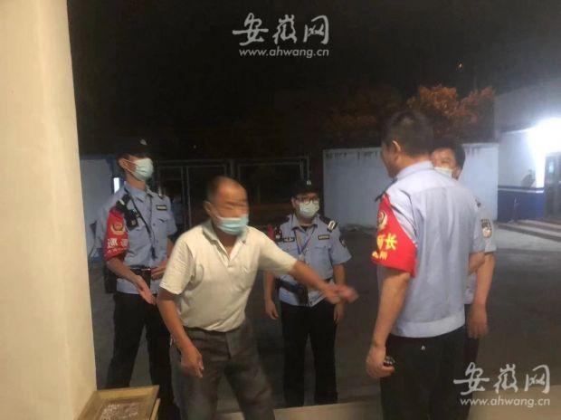 合肥轨道交通民警送聋哑老人回家