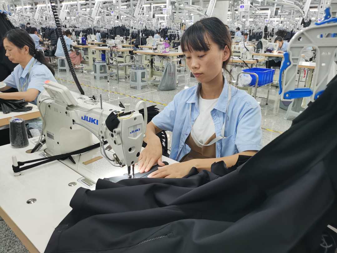 产业工人在阿尔本服装科技有限公司产业车间加工服装.邹鹏飞 摄
