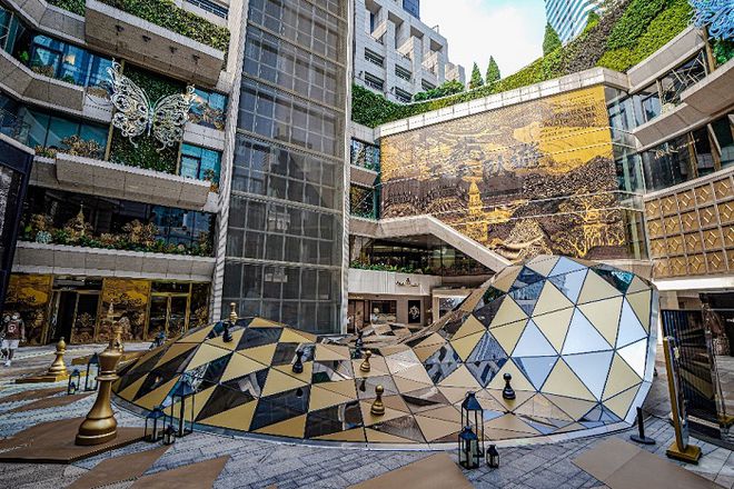 　　由黑漆描金纹样及西洋棋盘元素包裹的上海K11一层户外广场