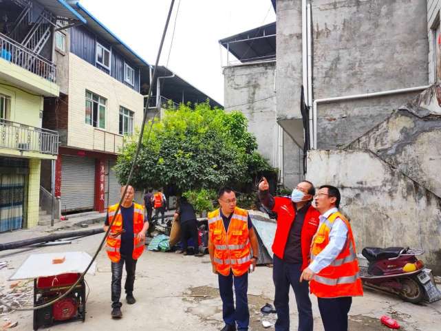 四川联通乐山市分公司应急保障队伍对金光寺至得妥环路进行处理恢复。