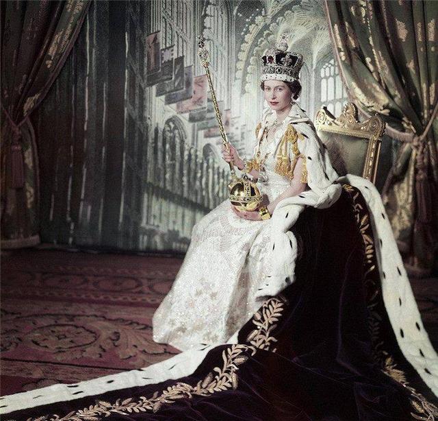 加冕仪式上的伊丽莎白二世明艳动人.